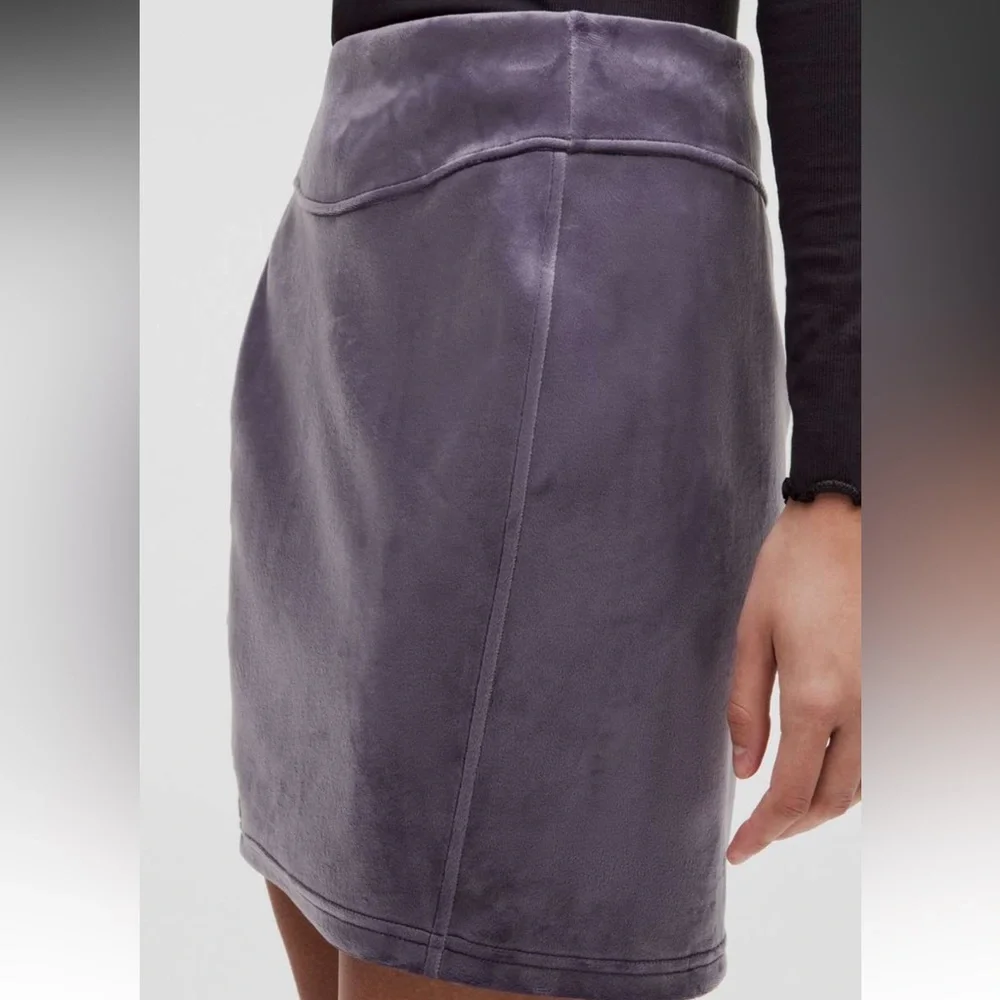 NWT Lululemon Scuba High-Rise Mini Skirt *Velvet
Nightfall - Picture 3 of 6